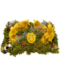 Pastore presepe in cera che porta un covone di paglia